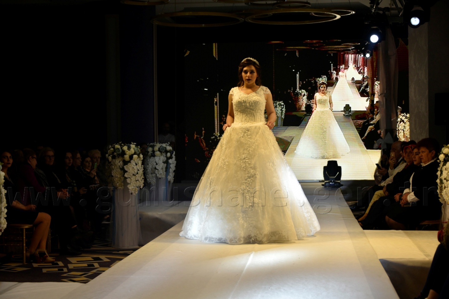 100 yıllık gelinlik podyumda 1