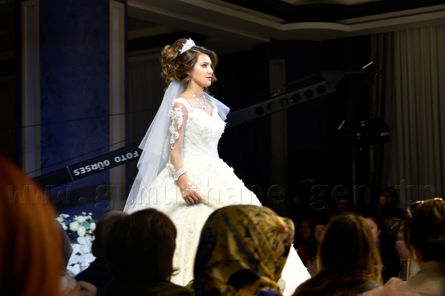 100 yıllık gelinlik podyumda 2