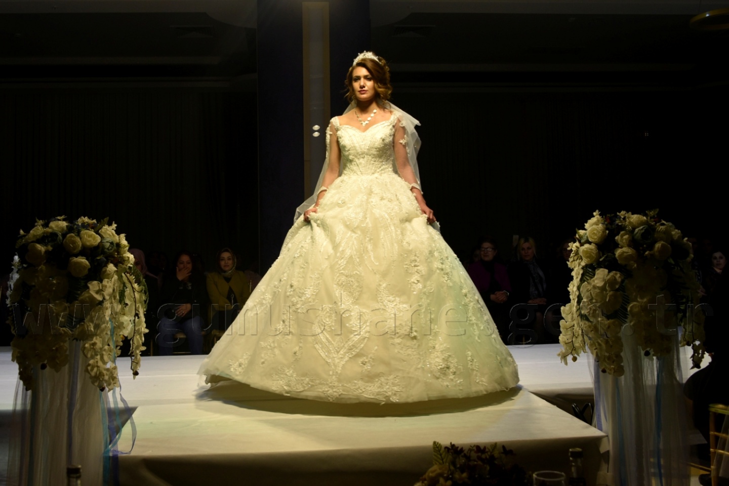 100 yıllık gelinlik podyumda 5