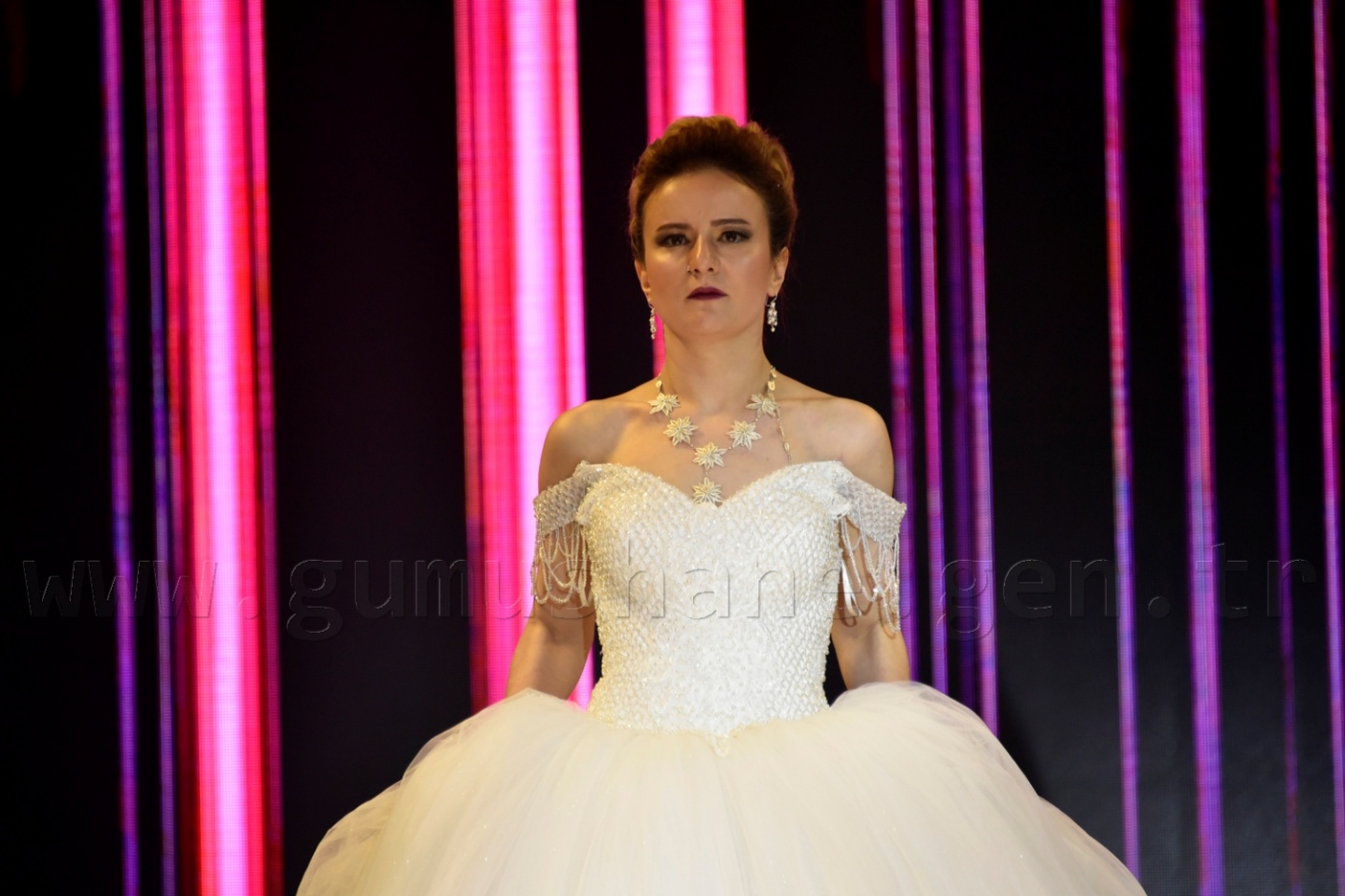 100 yıllık gelinlik podyumda 4