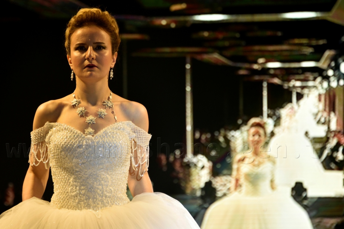 100 yıllık gelinlik podyumda 9