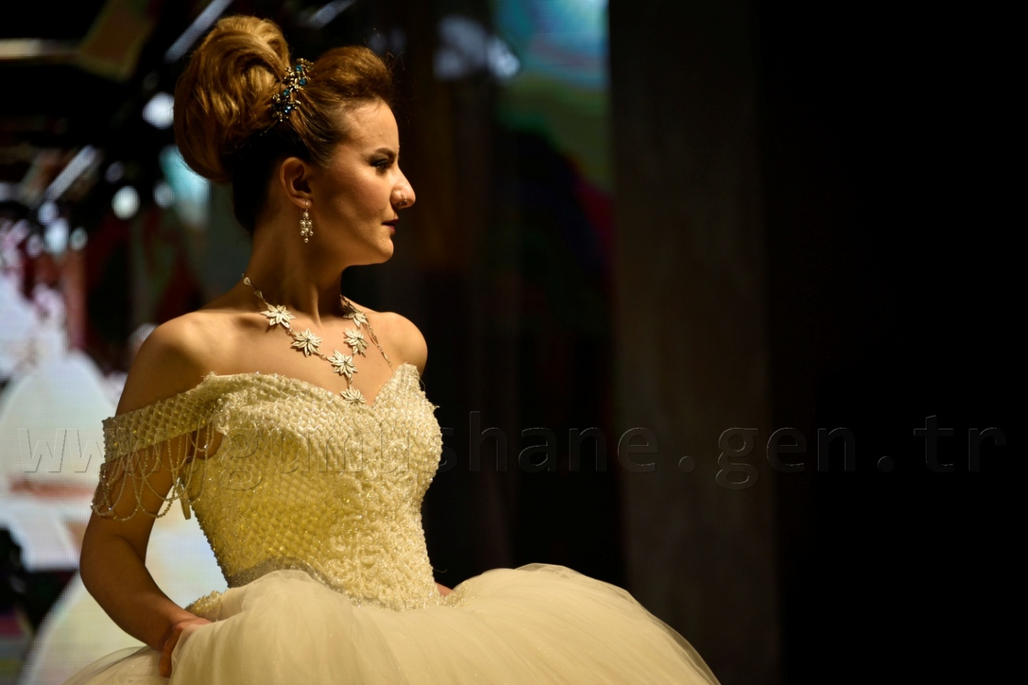 100 yıllık gelinlik podyumda 6