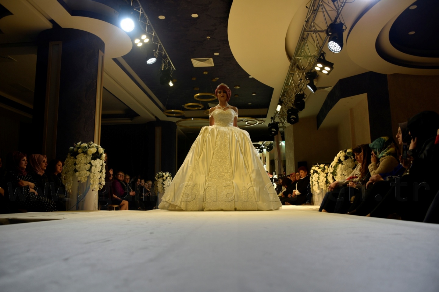 100 yıllık gelinlik podyumda 8