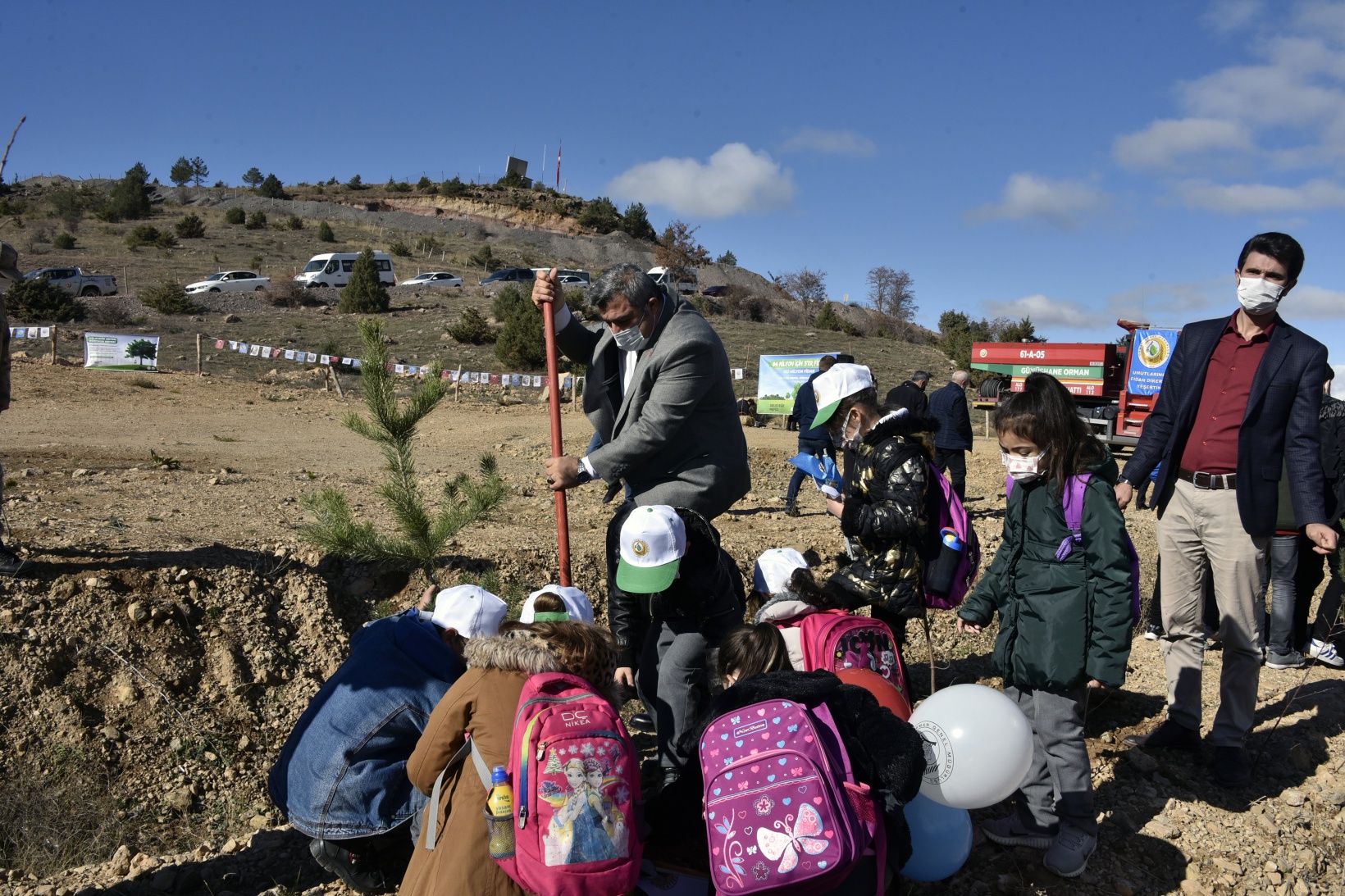 Gümüşhane’de Milli Ağaçlandırma Gününde binlerce fidan toprakla buluştu 9