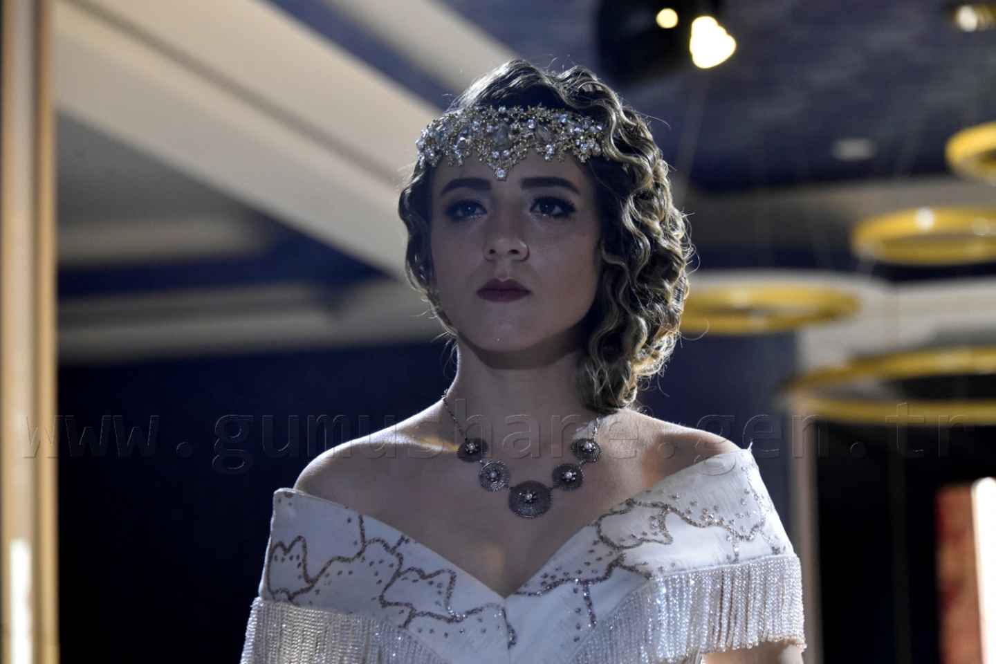 100 yıllık gelinlik podyumda 10