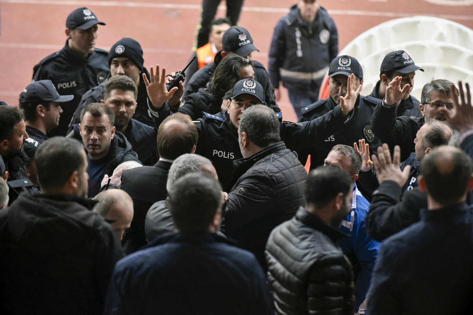 Gümüşhane’de arbede anı kameralarda 4