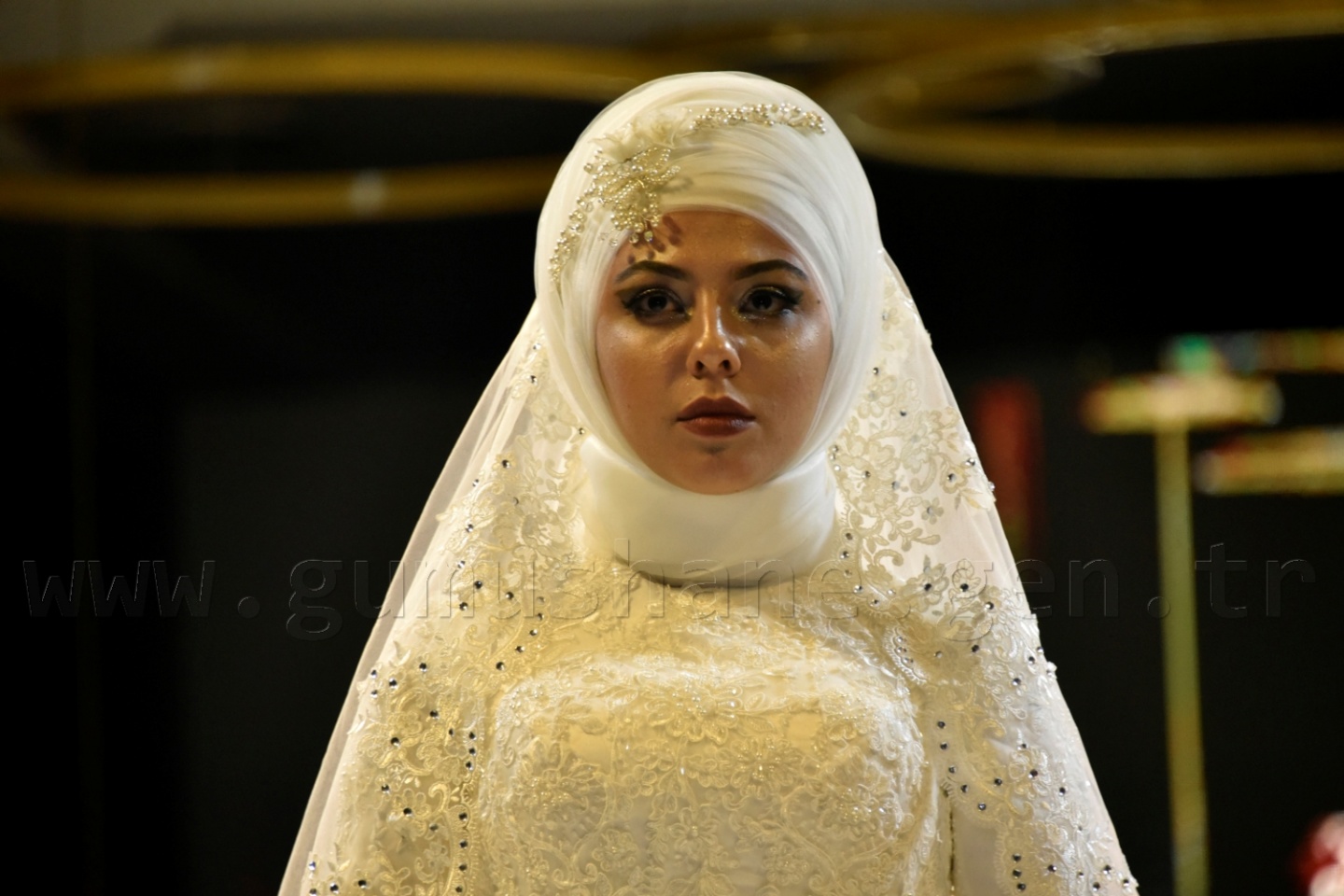 100 yıllık gelinlik podyumda 13