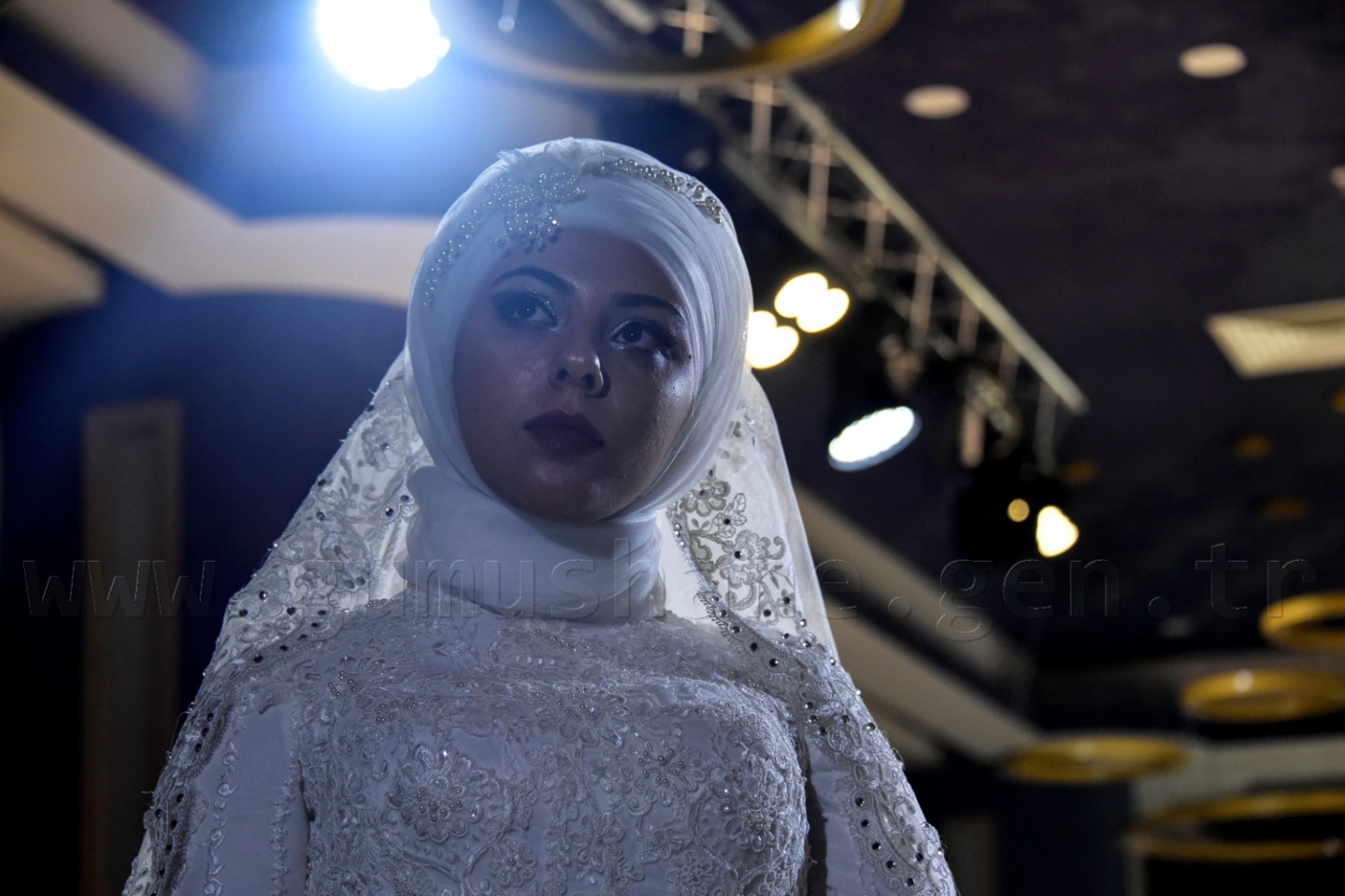 100 yıllık gelinlik podyumda 12