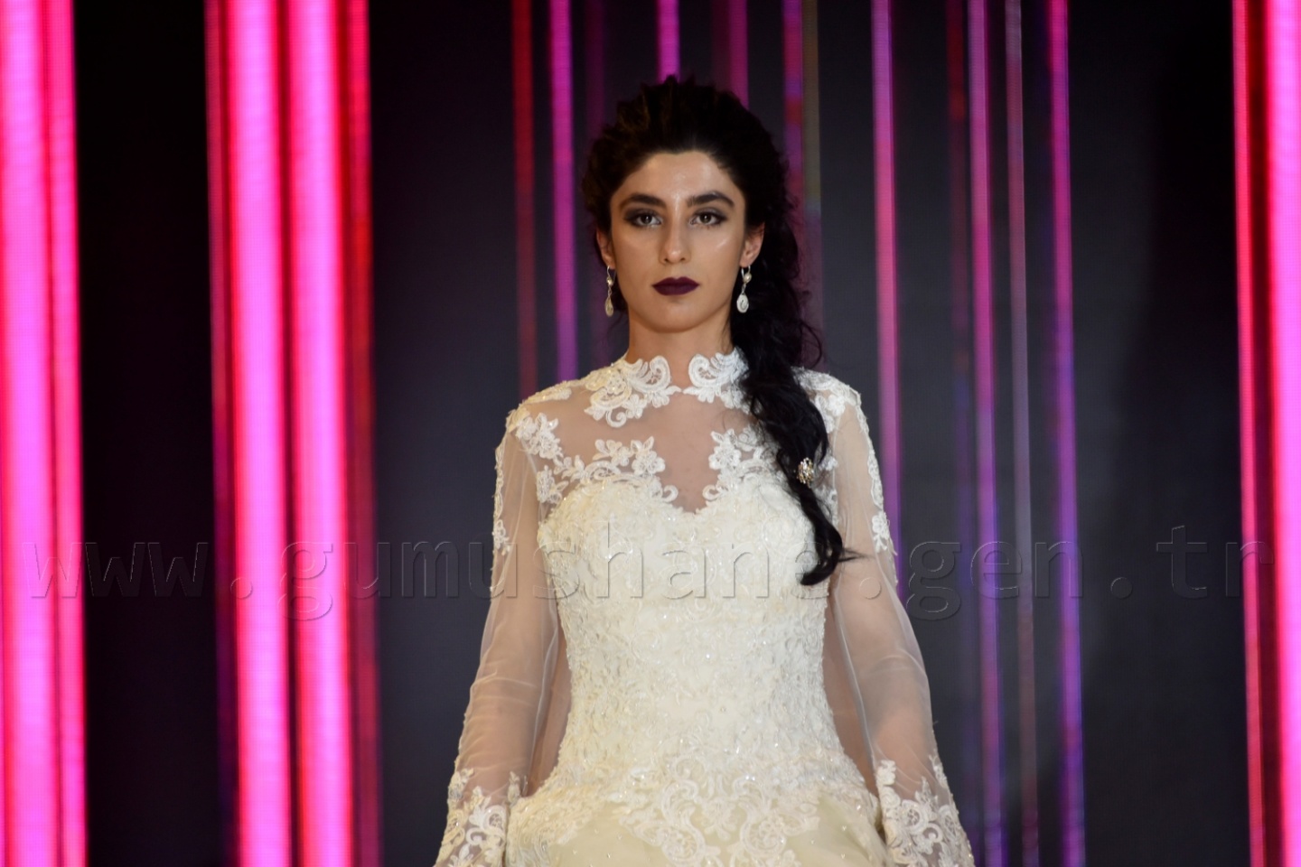 100 yıllık gelinlik podyumda 14