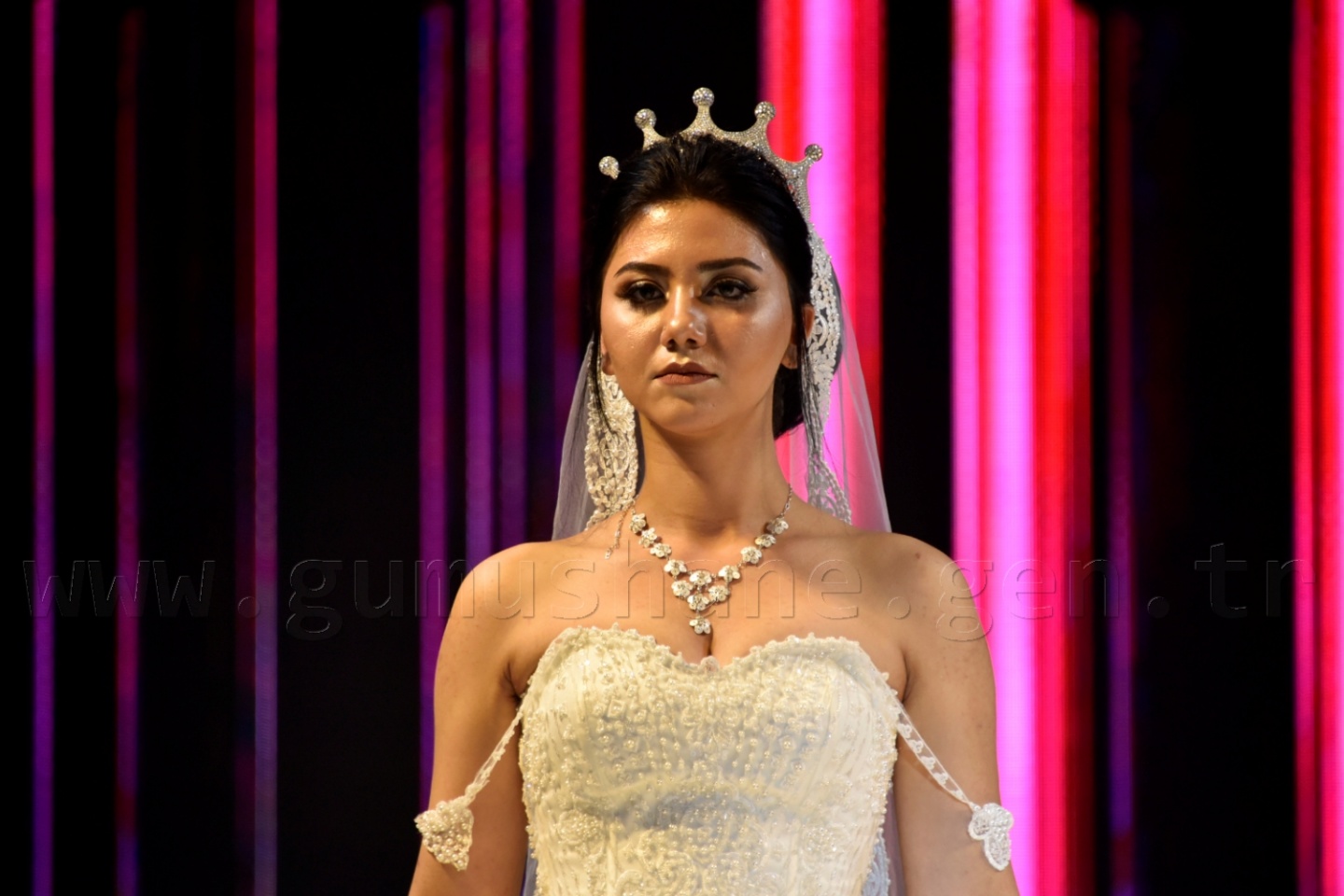 100 yıllık gelinlik podyumda 17