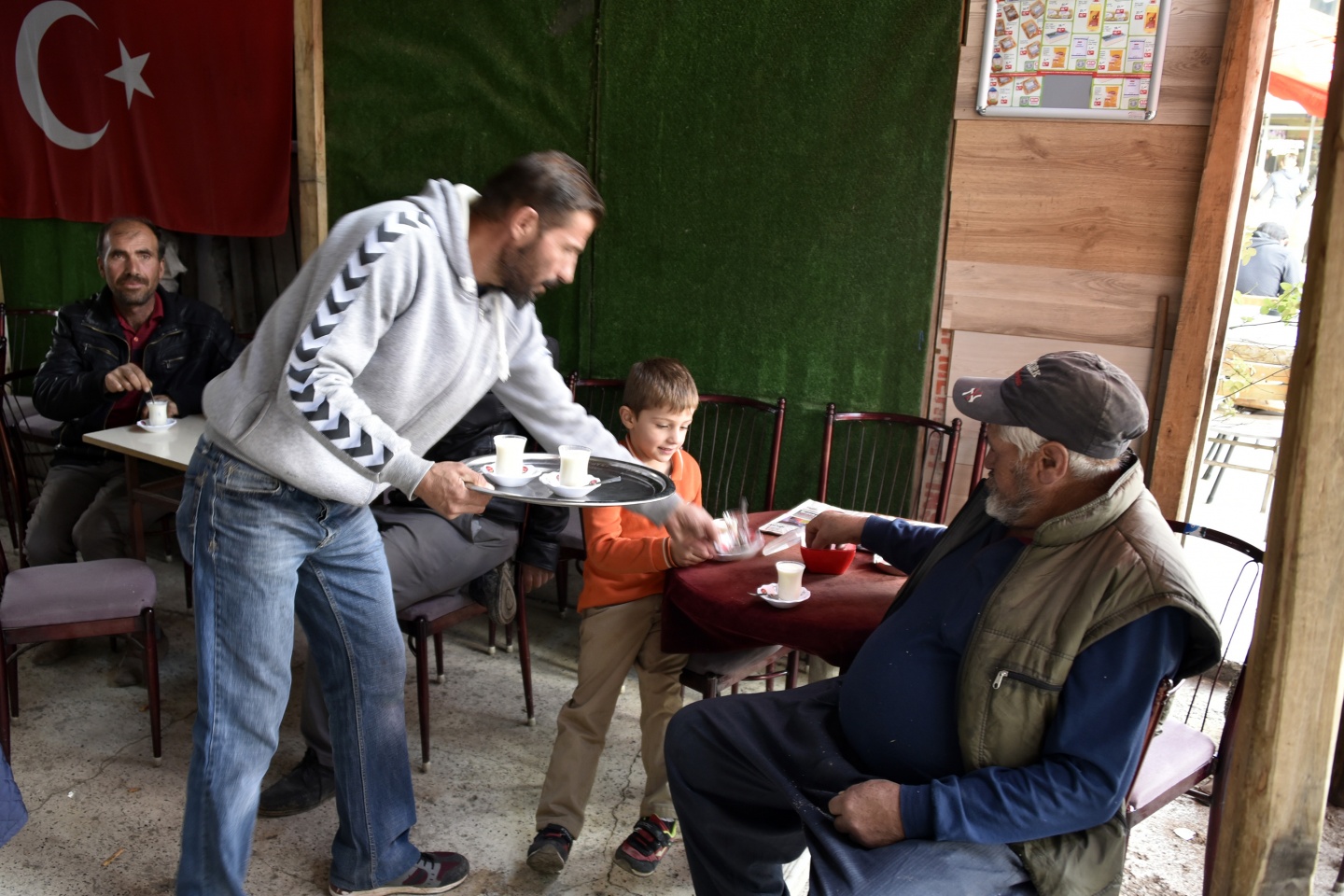 Bu ilçede 10 yıldır kahvelerde sıcak süt satılıyor 3