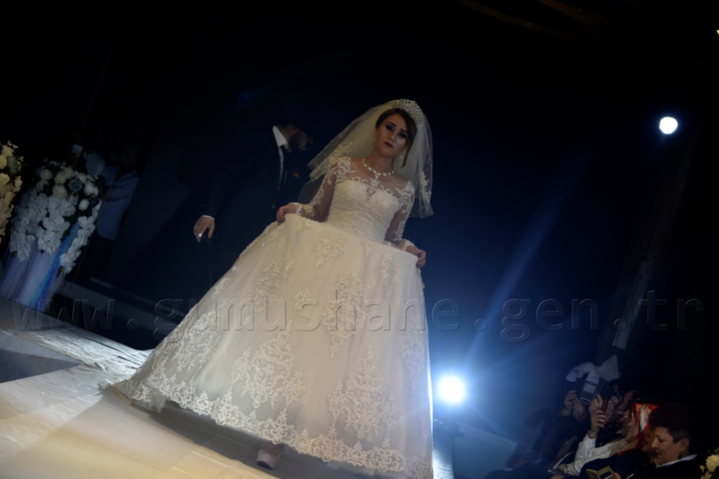 100 yıllık gelinlik podyumda 16