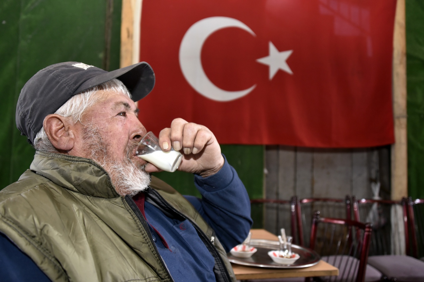 Bu ilçede 10 yıldır kahvelerde sıcak süt satılıyor 10