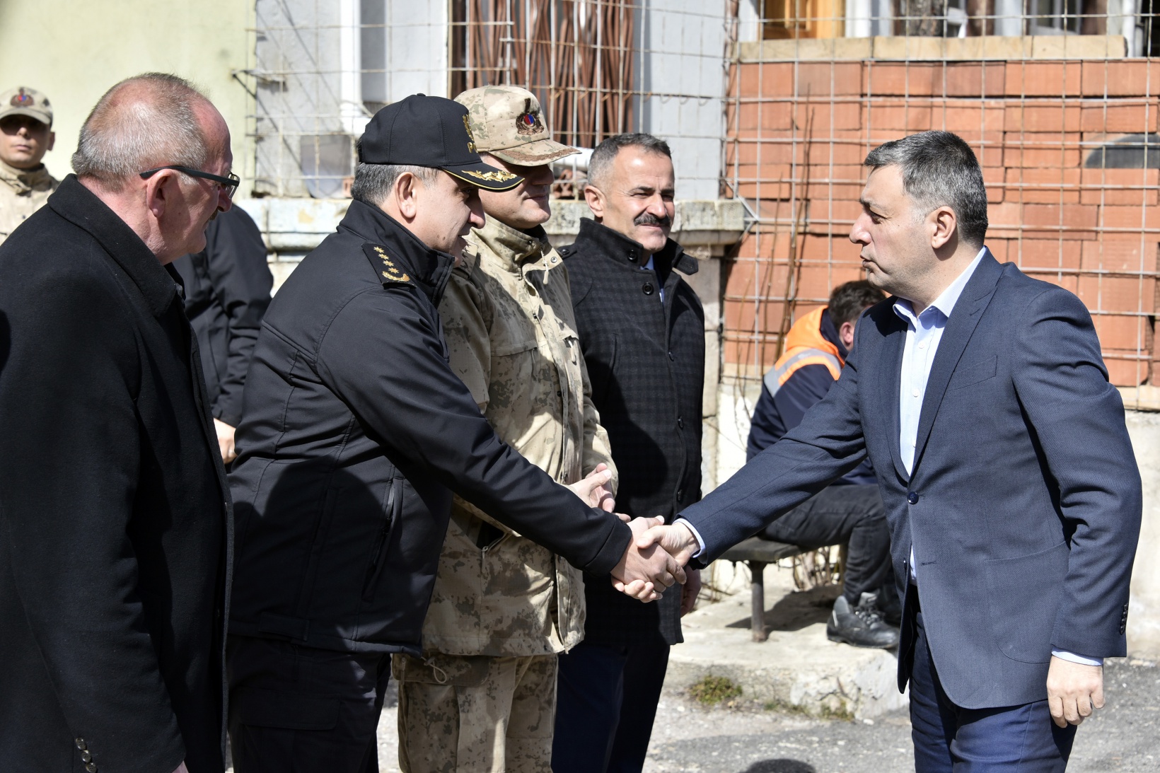 Vali Tanrısever maden ocağında işten çıkarılan işçiyi tekrar işe aldırdı 23