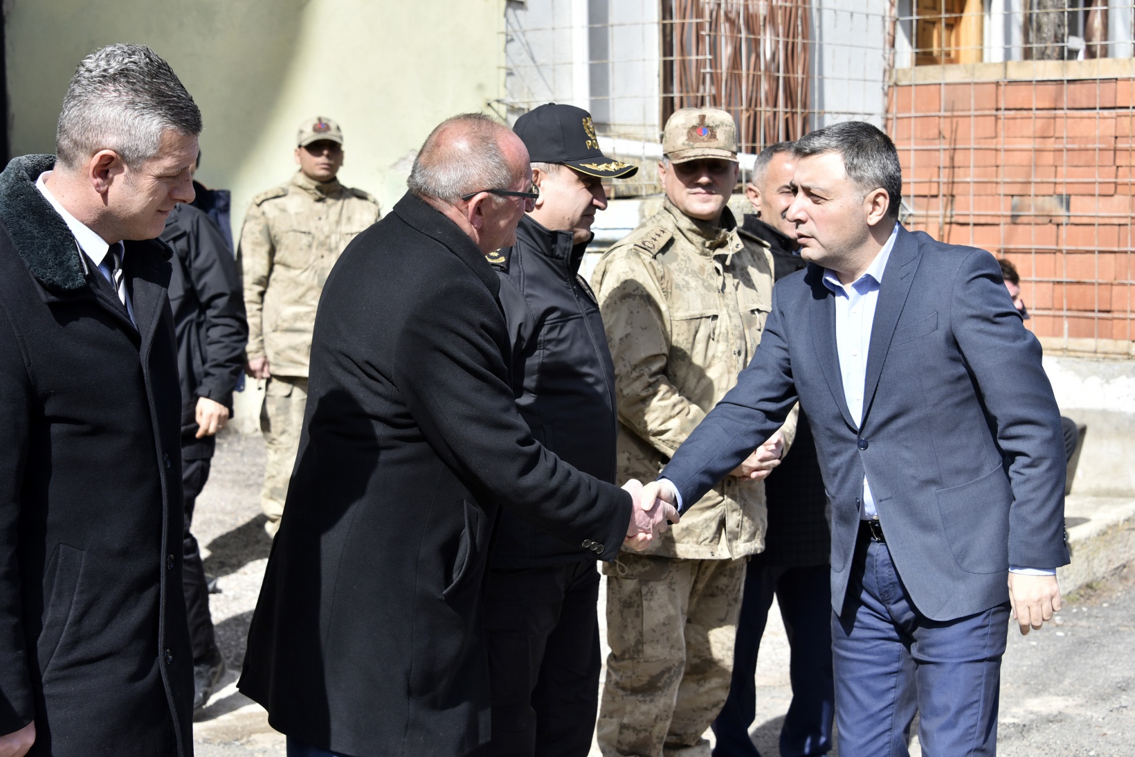 Vali Tanrısever maden ocağında işten çıkarılan işçiyi tekrar işe aldırdı 30