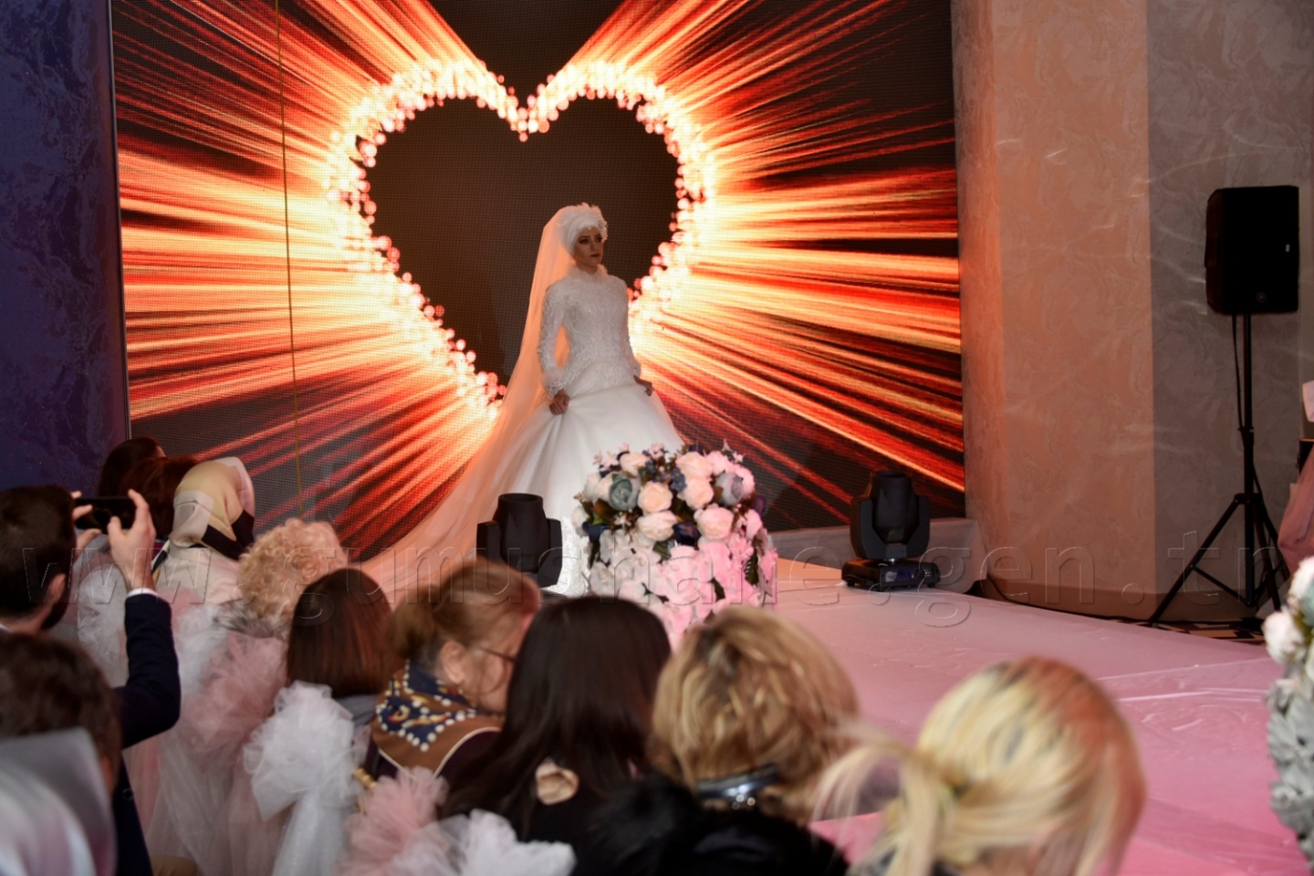 100 yıllık gelinlik podyumda 20