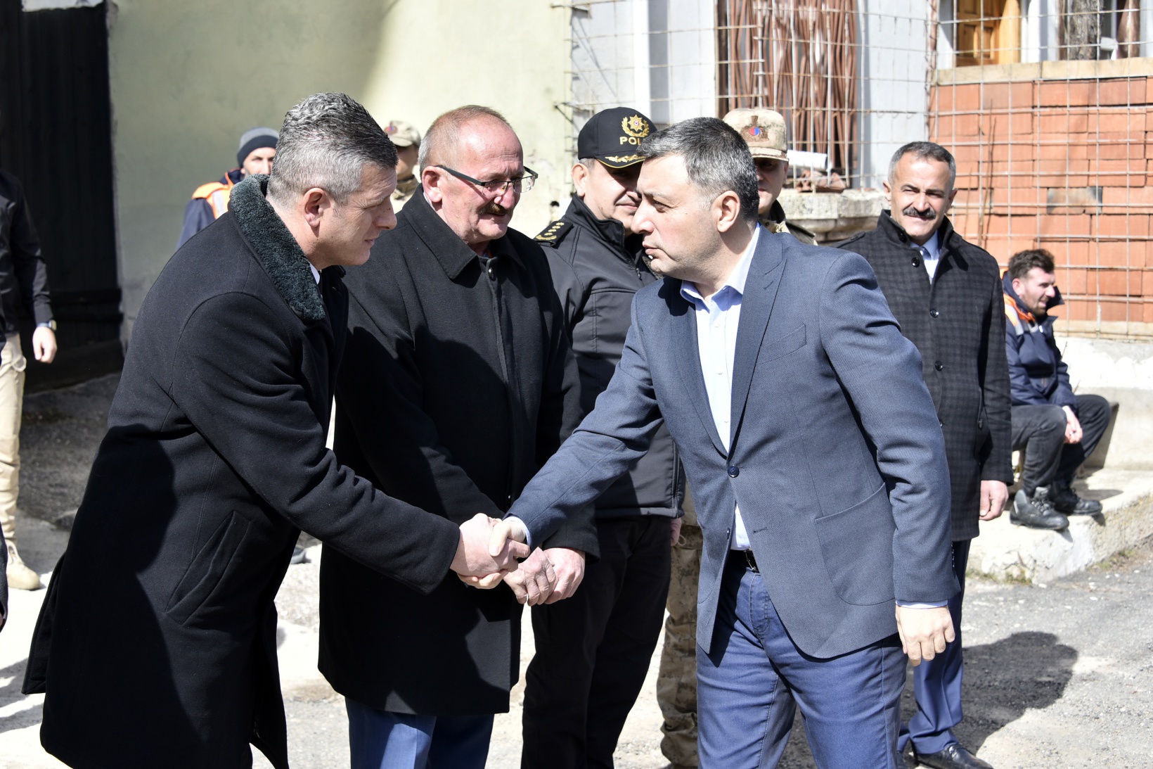 Vali Tanrısever maden ocağında işten çıkarılan işçiyi tekrar işe aldırdı 11