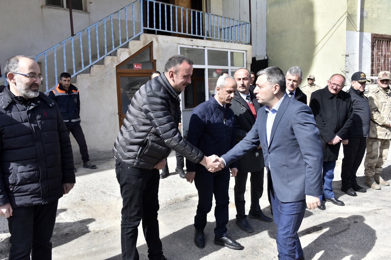 Vali Tanrısever maden ocağında işten çıkarılan işçiyi tekrar işe aldırdı 38