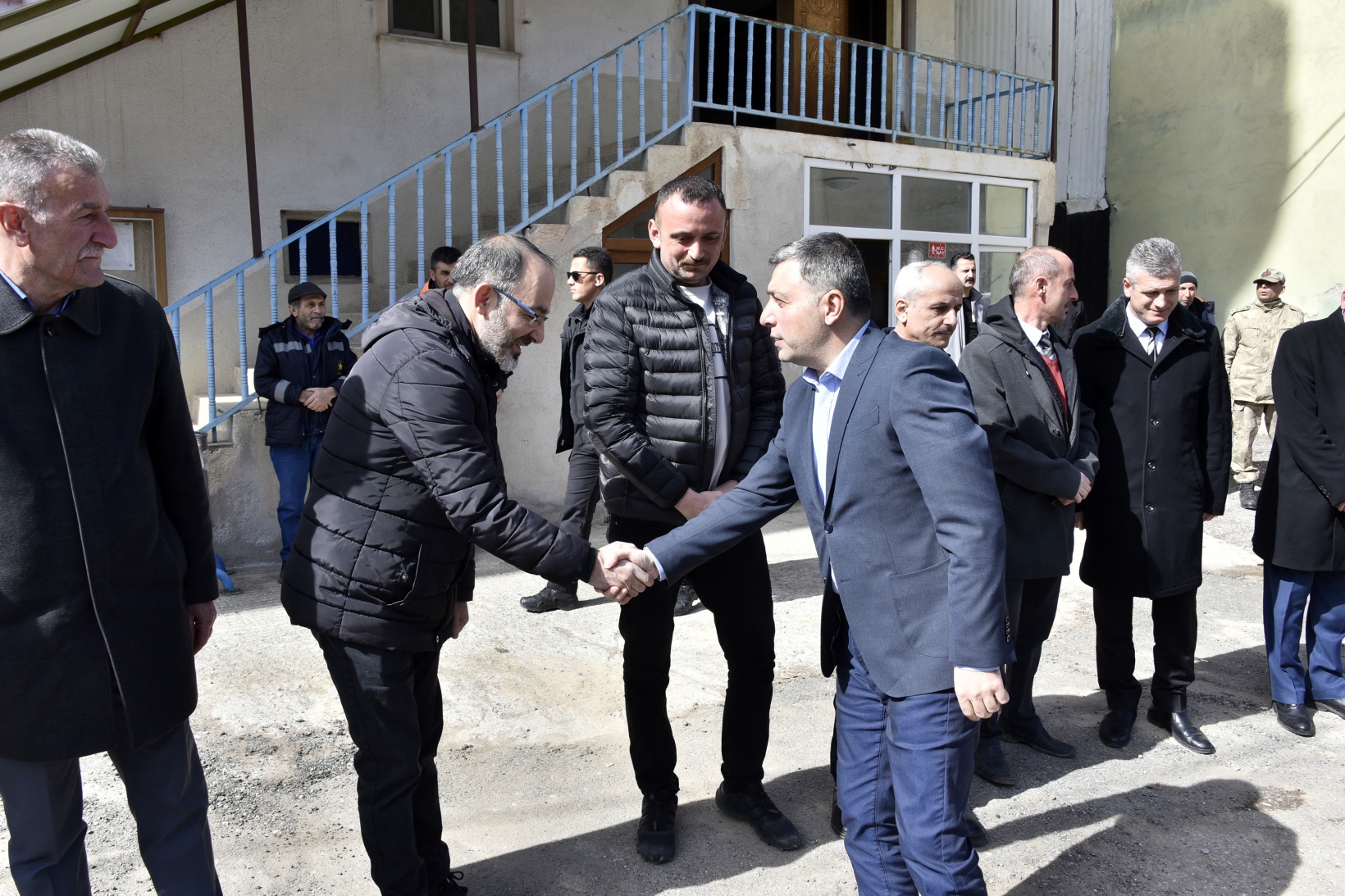 Vali Tanrısever maden ocağında işten çıkarılan işçiyi tekrar işe aldırdı 40