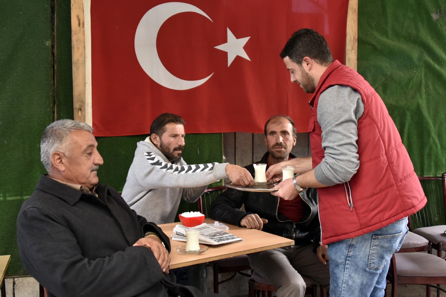 Bu ilçede 10 yıldır kahvelerde sıcak süt satılıyor 16