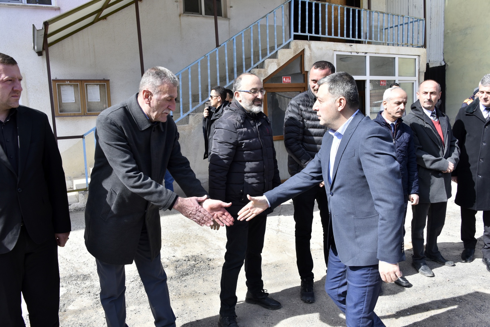 Vali Tanrısever maden ocağında işten çıkarılan işçiyi tekrar işe aldırdı 14