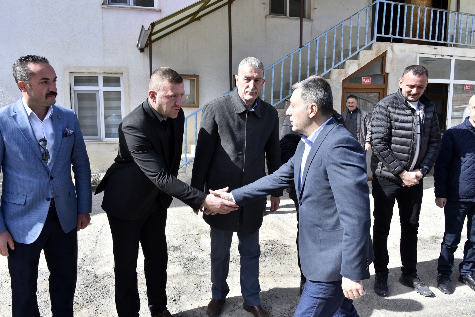 Vali Tanrısever maden ocağında işten çıkarılan işçiyi tekrar işe aldırdı 27