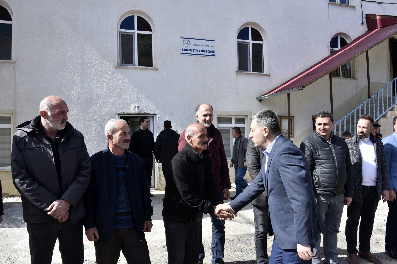 Vali Tanrısever maden ocağında işten çıkarılan işçiyi tekrar işe aldırdı 16