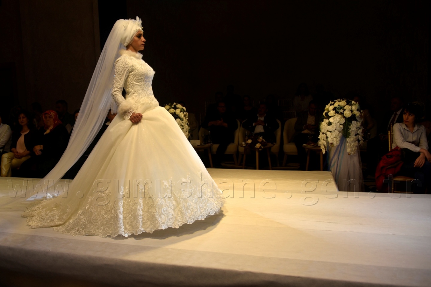 100 yıllık gelinlik podyumda 21