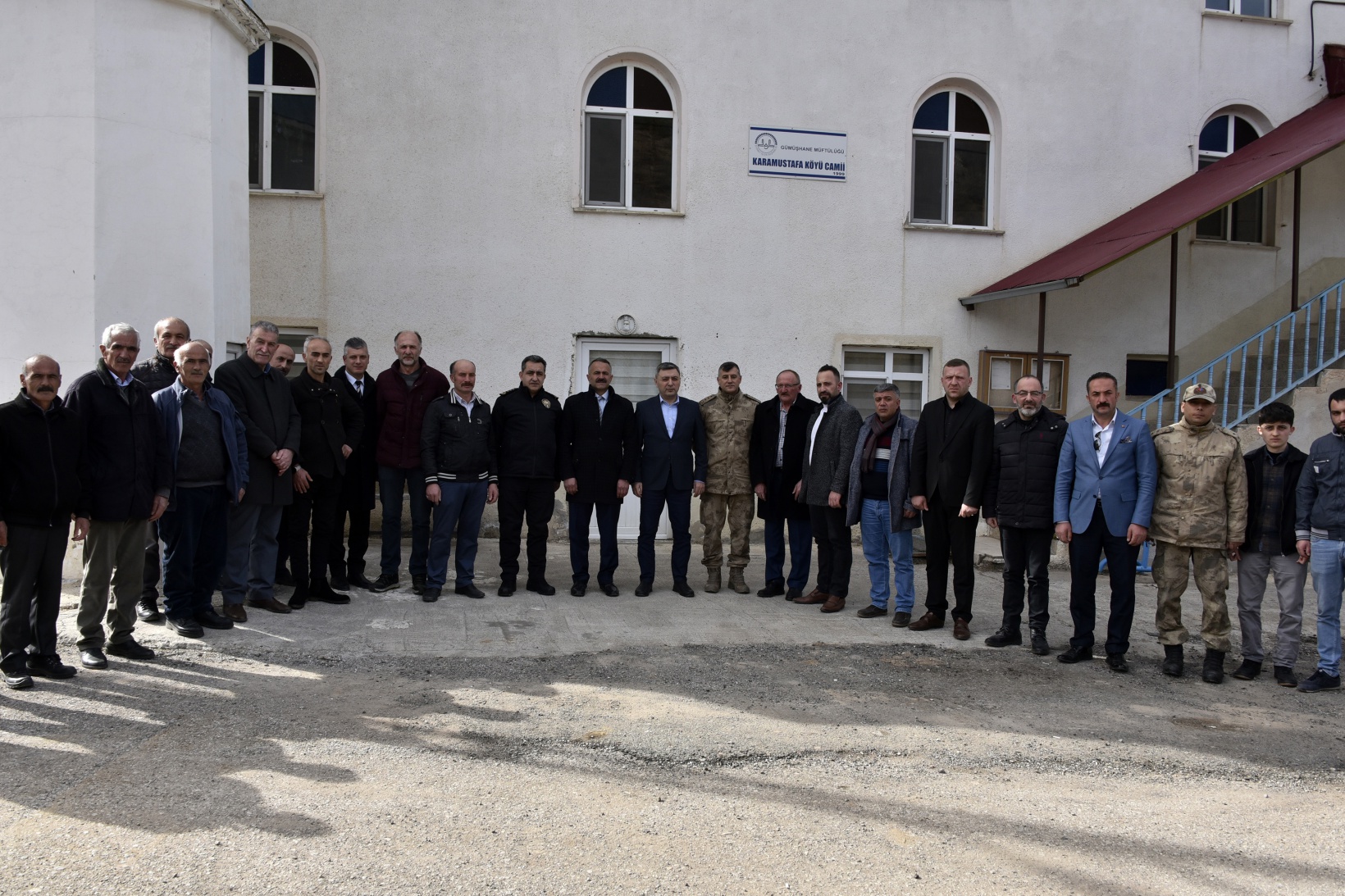 Vali Tanrısever maden ocağında işten çıkarılan işçiyi tekrar işe aldırdı 32