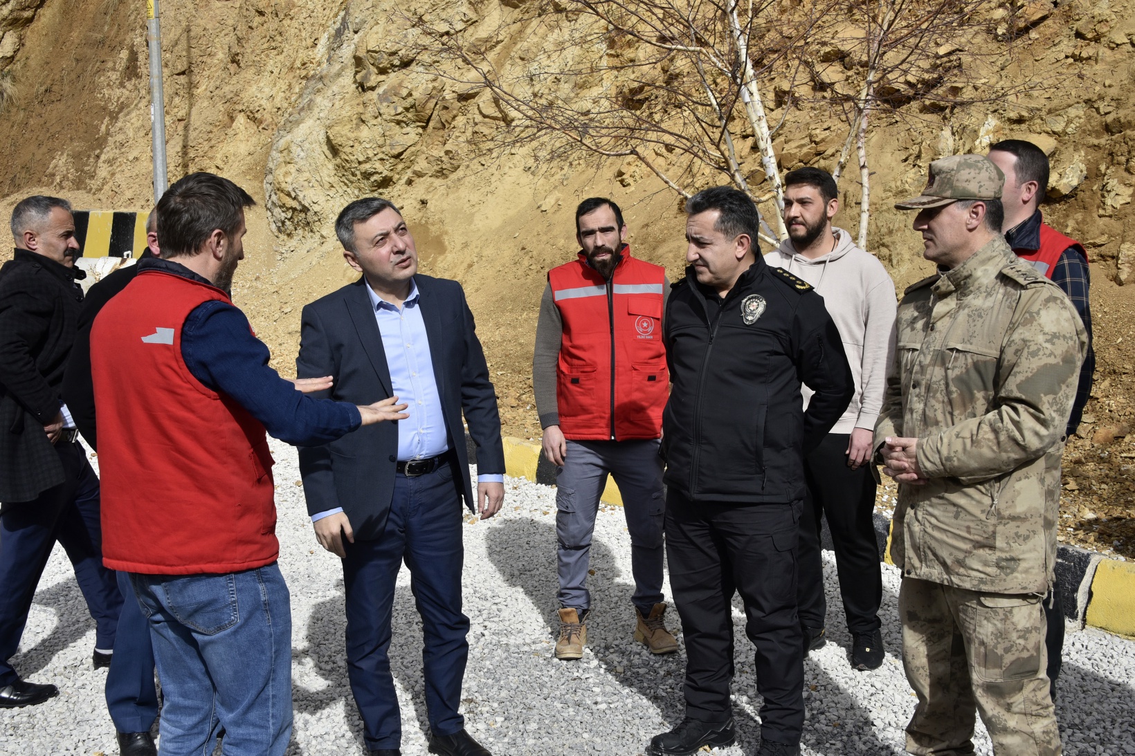 Vali Tanrısever maden ocağında işten çıkarılan işçiyi tekrar işe aldırdı 33