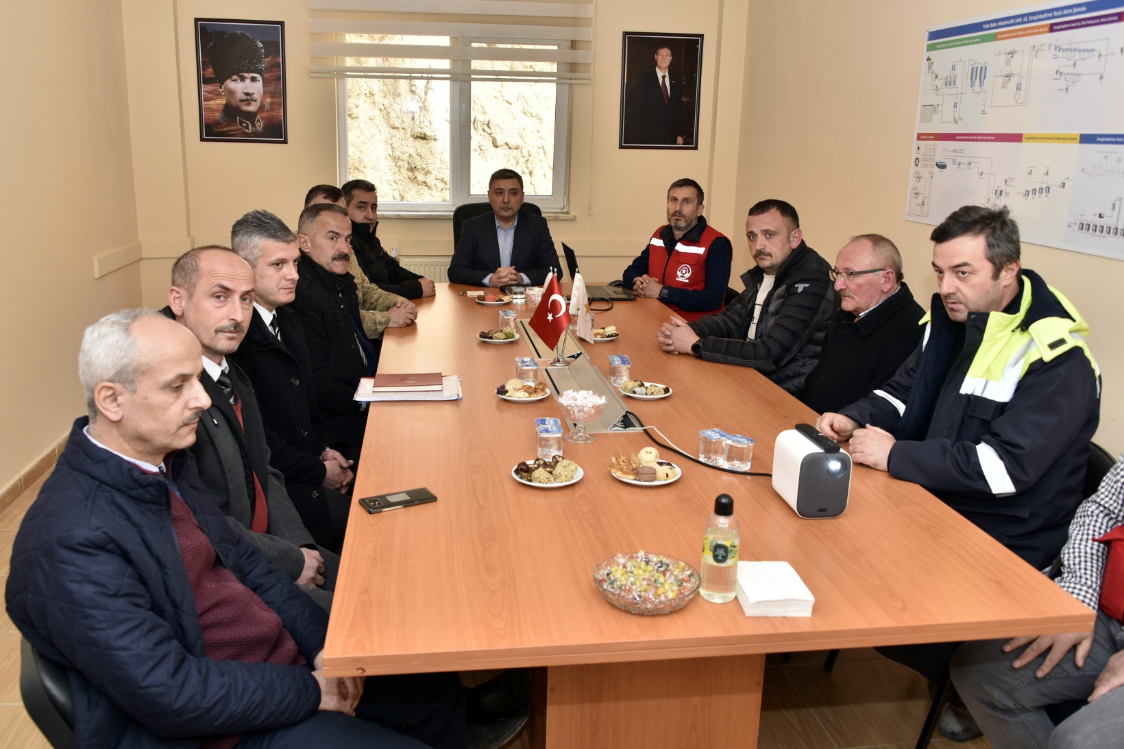 Vali Tanrısever maden ocağında işten çıkarılan işçiyi tekrar işe aldırdı 4