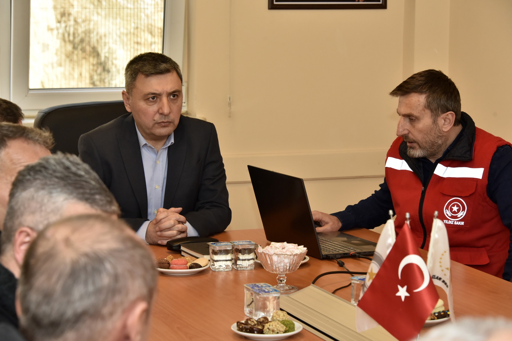 Vali Tanrısever maden ocağında işten çıkarılan işçiyi tekrar işe aldırdı 2