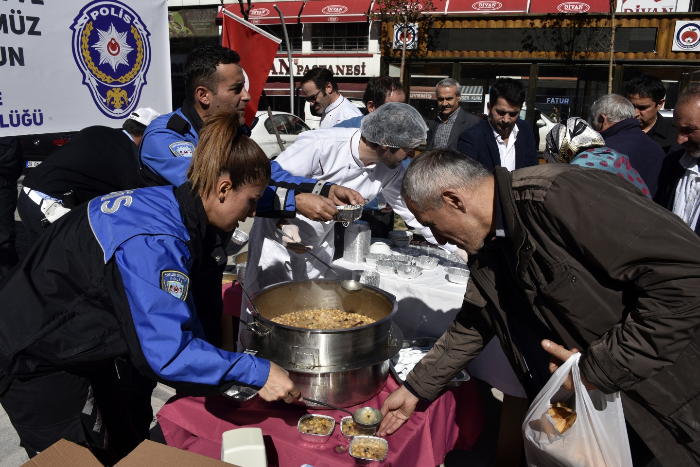 Gümüşhane Emniyetinden vatandaşlara Aşure ikramı 2
