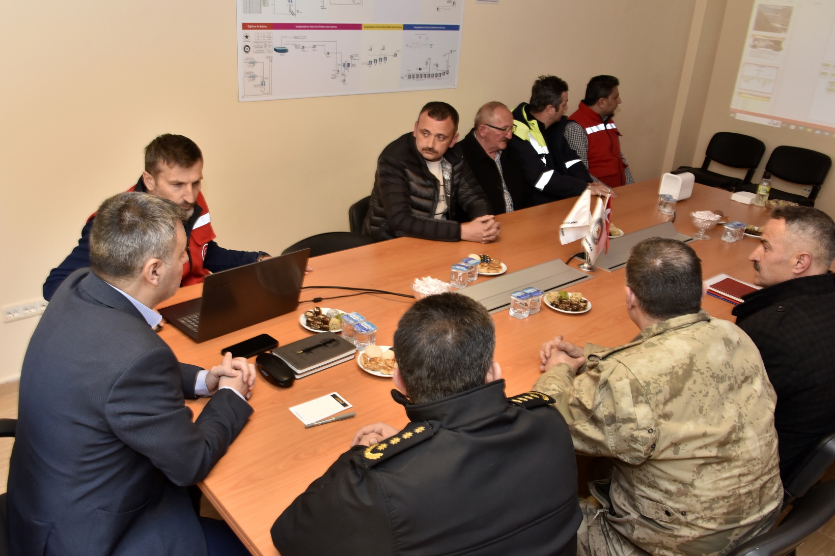 Vali Tanrısever maden ocağında işten çıkarılan işçiyi tekrar işe aldırdı 6