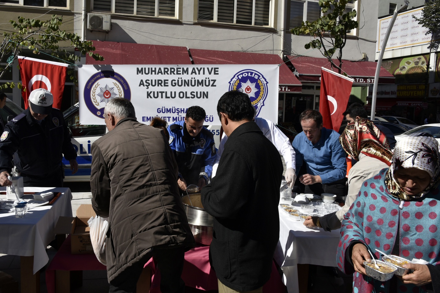 Gümüşhane Emniyetinden vatandaşlara Aşure ikramı 7
