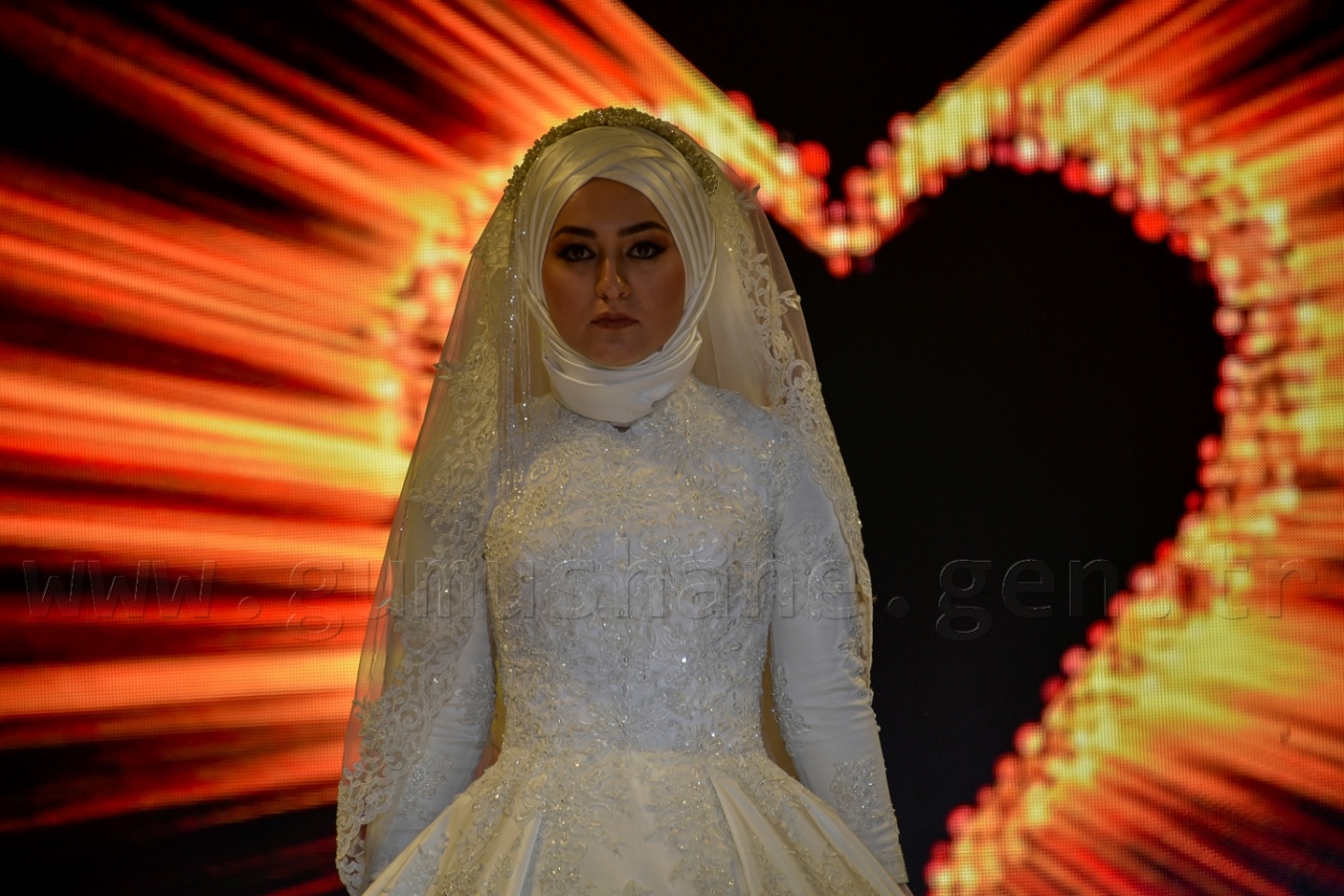 100 yıllık gelinlik podyumda 25