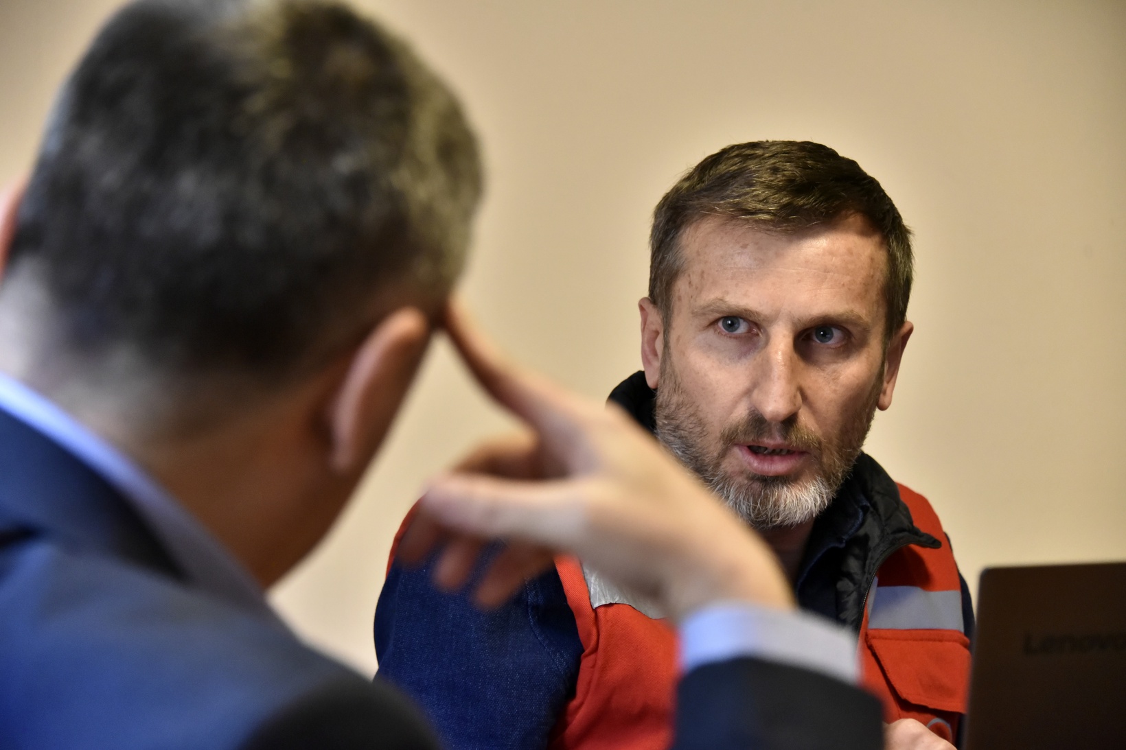 Vali Tanrısever maden ocağında işten çıkarılan işçiyi tekrar işe aldırdı 3