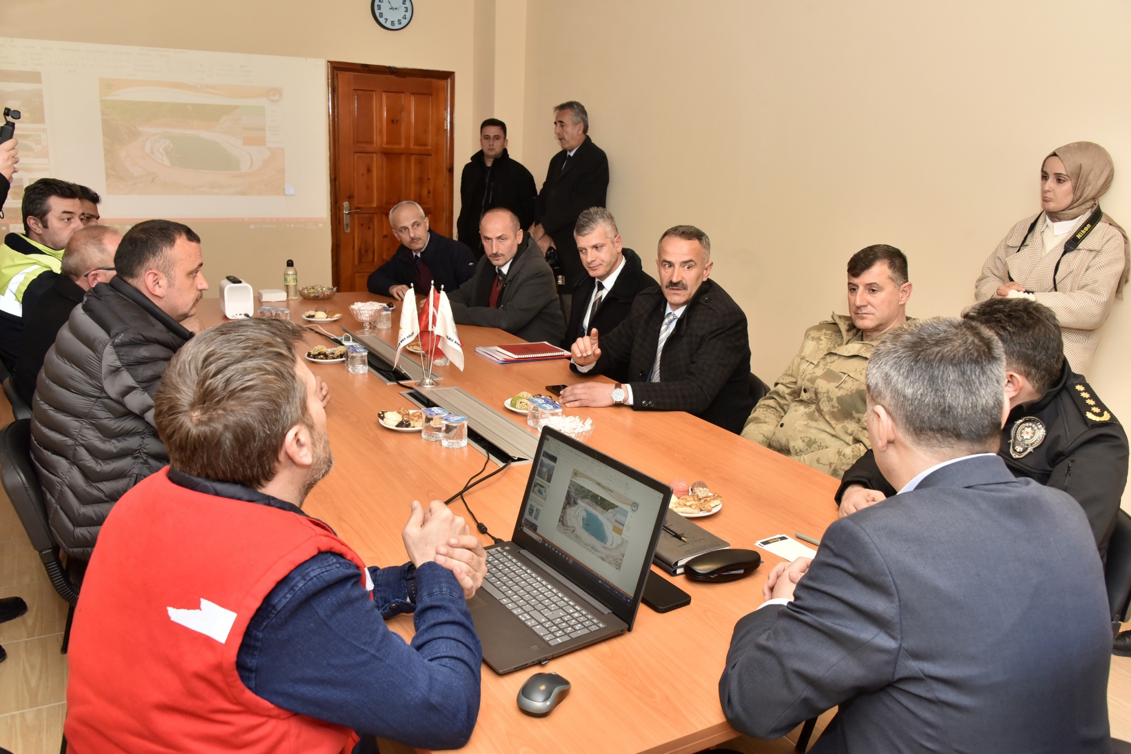 Vali Tanrısever maden ocağında işten çıkarılan işçiyi tekrar işe aldırdı 39