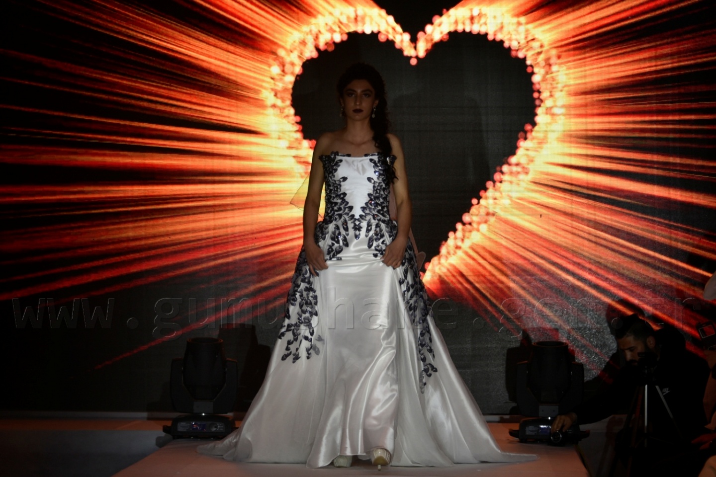 100 yıllık gelinlik podyumda 22