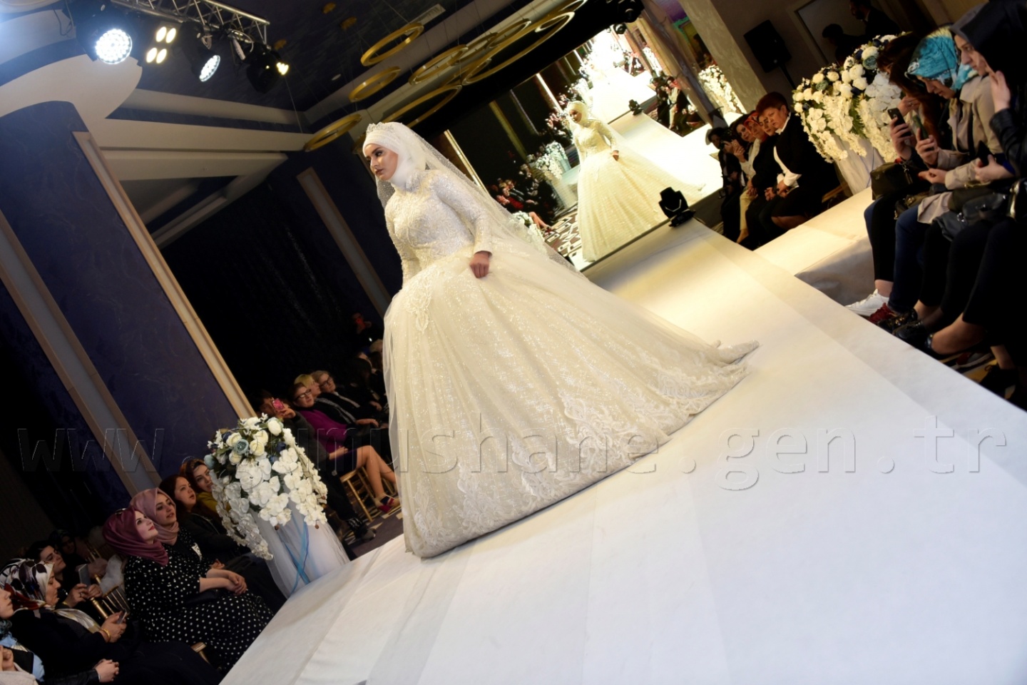 100 yıllık gelinlik podyumda 23