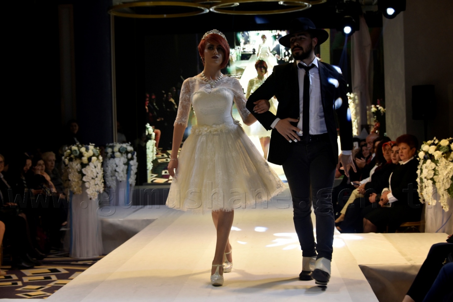 100 yıllık gelinlik podyumda 24