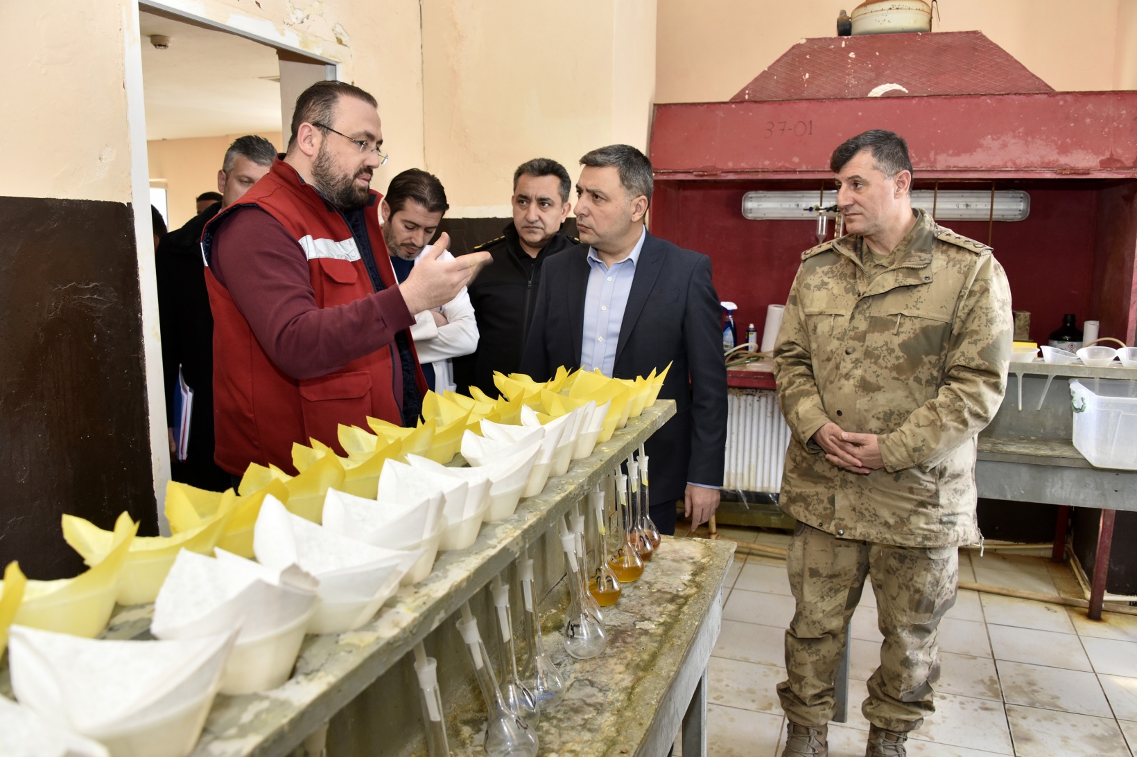 Vali Tanrısever maden ocağında işten çıkarılan işçiyi tekrar işe aldırdı 26