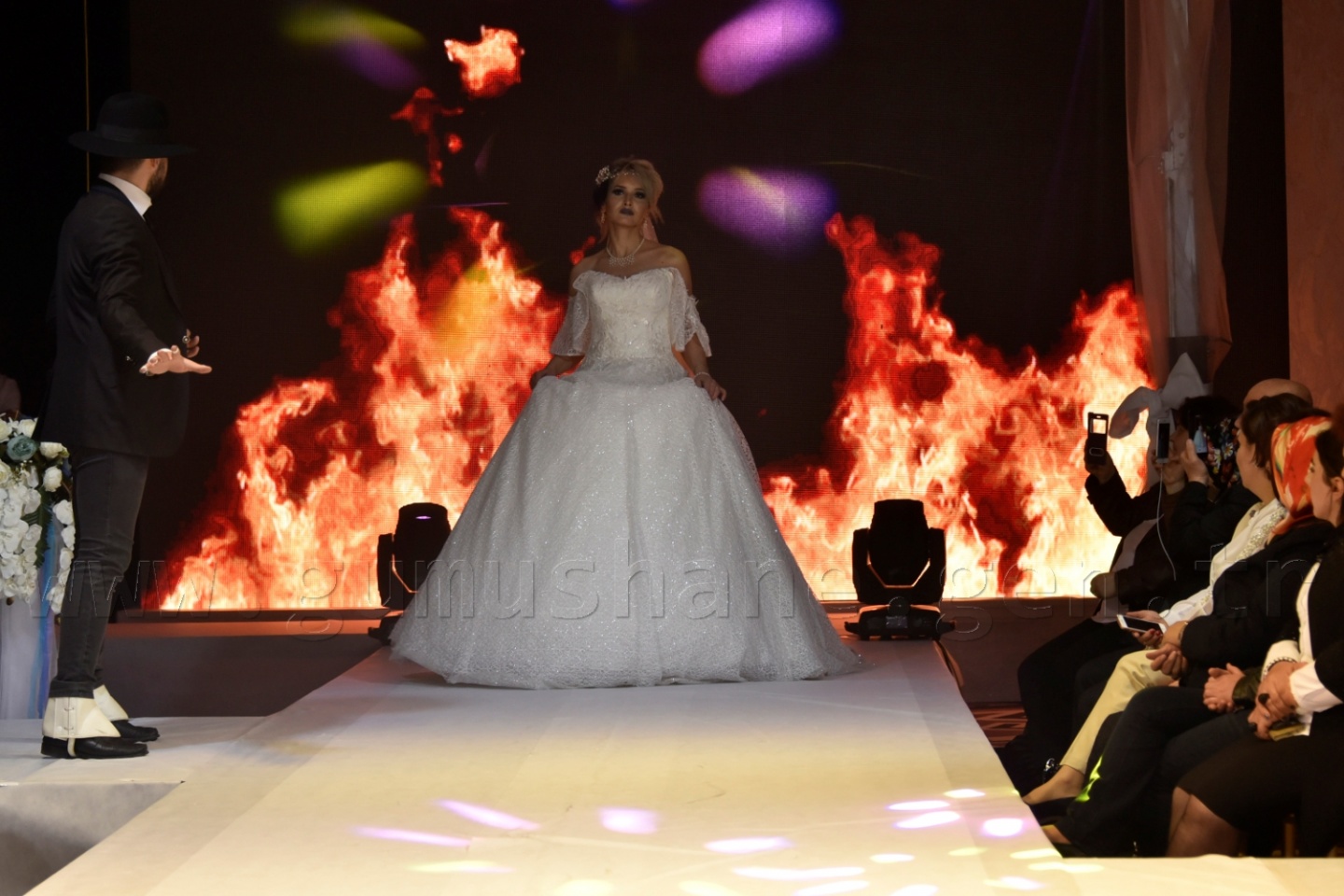 100 yıllık gelinlik podyumda 31