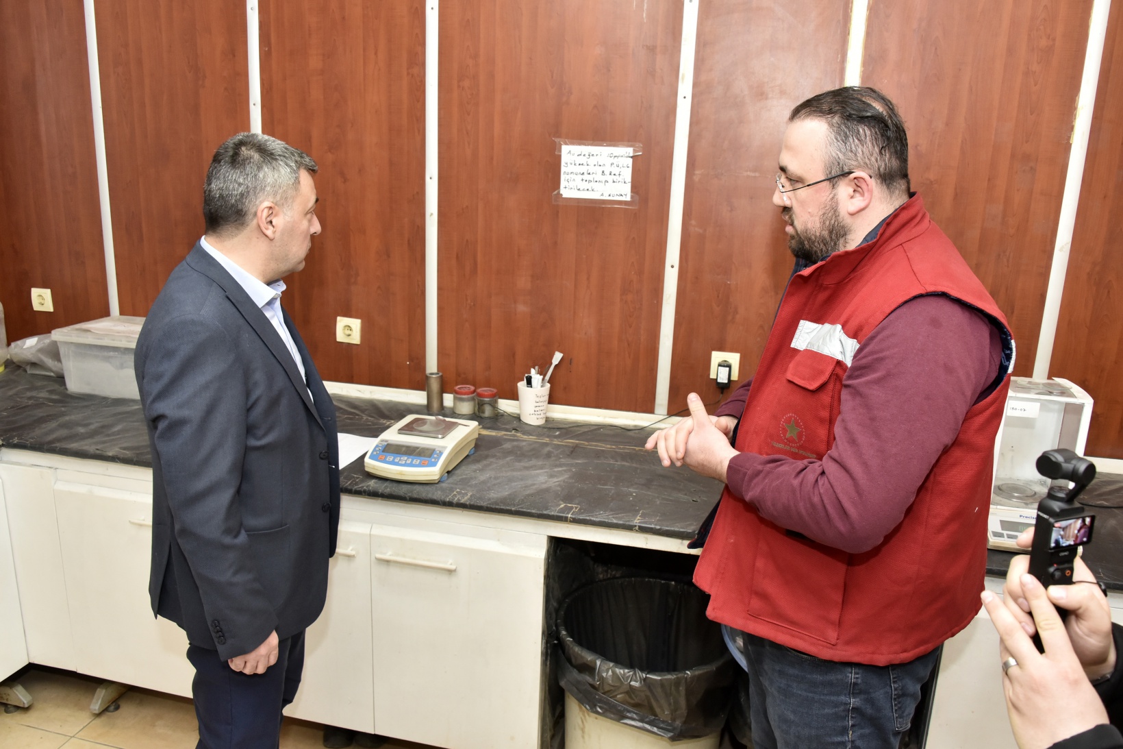 Vali Tanrısever maden ocağında işten çıkarılan işçiyi tekrar işe aldırdı 37