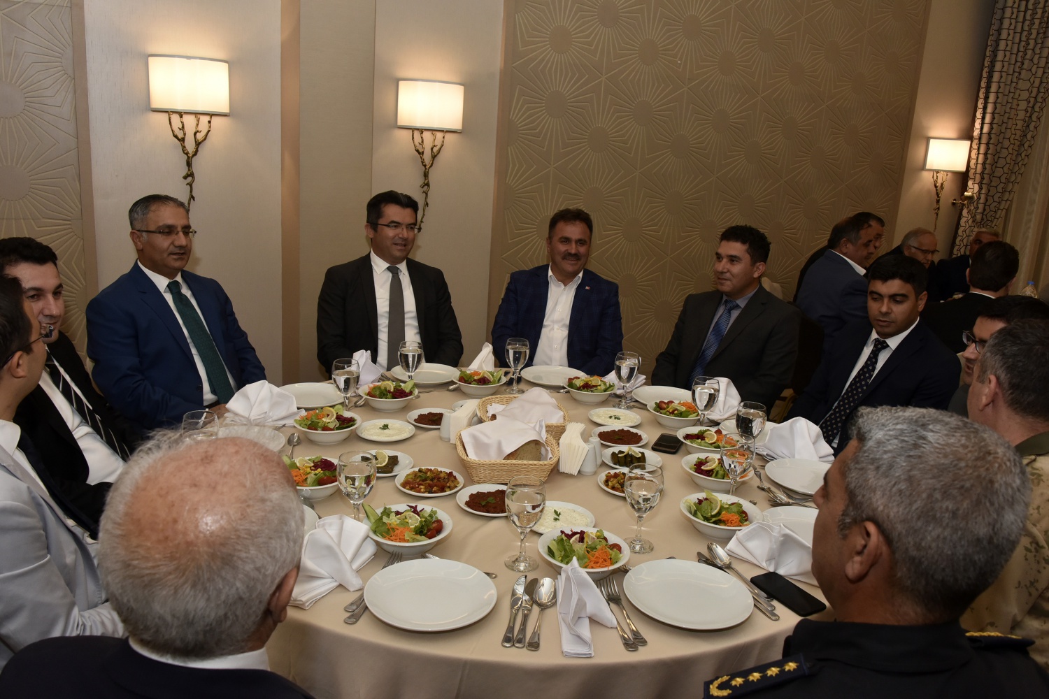 Gümüşhane’de tayini çıkan Kaymakamlara veda yemeği 1