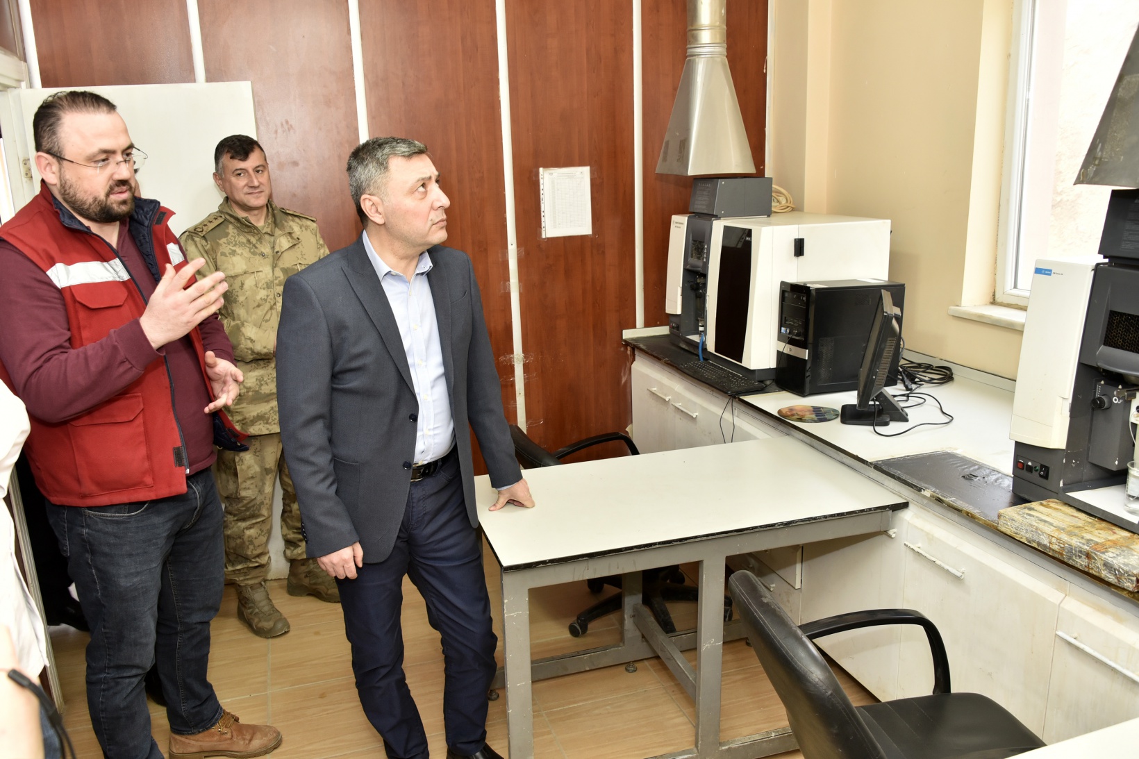 Vali Tanrısever maden ocağında işten çıkarılan işçiyi tekrar işe aldırdı 18