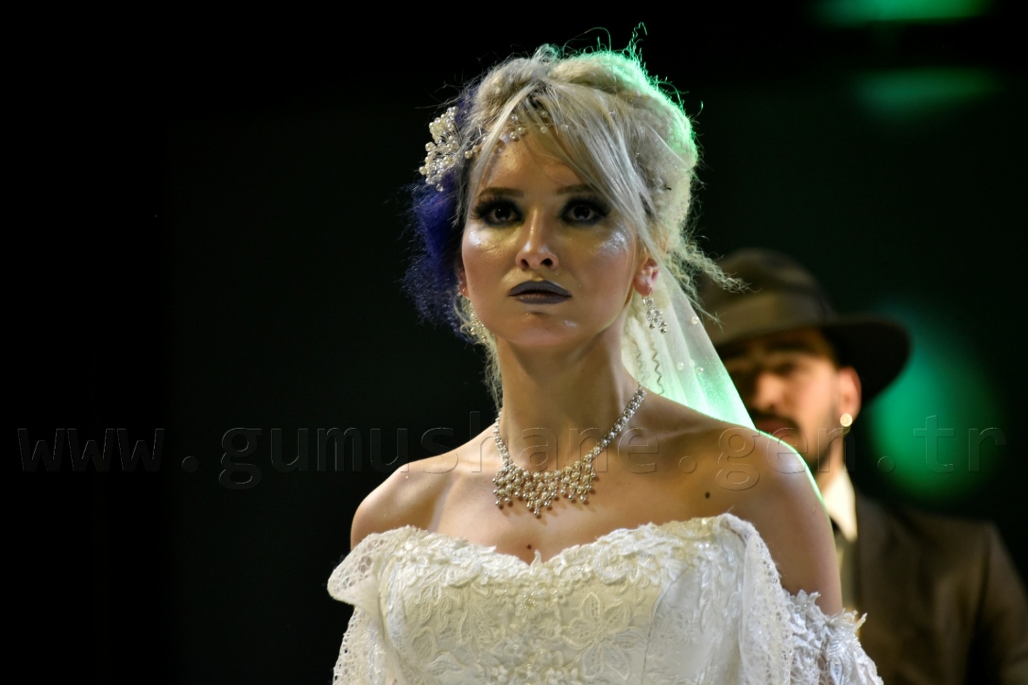 100 yıllık gelinlik podyumda 27