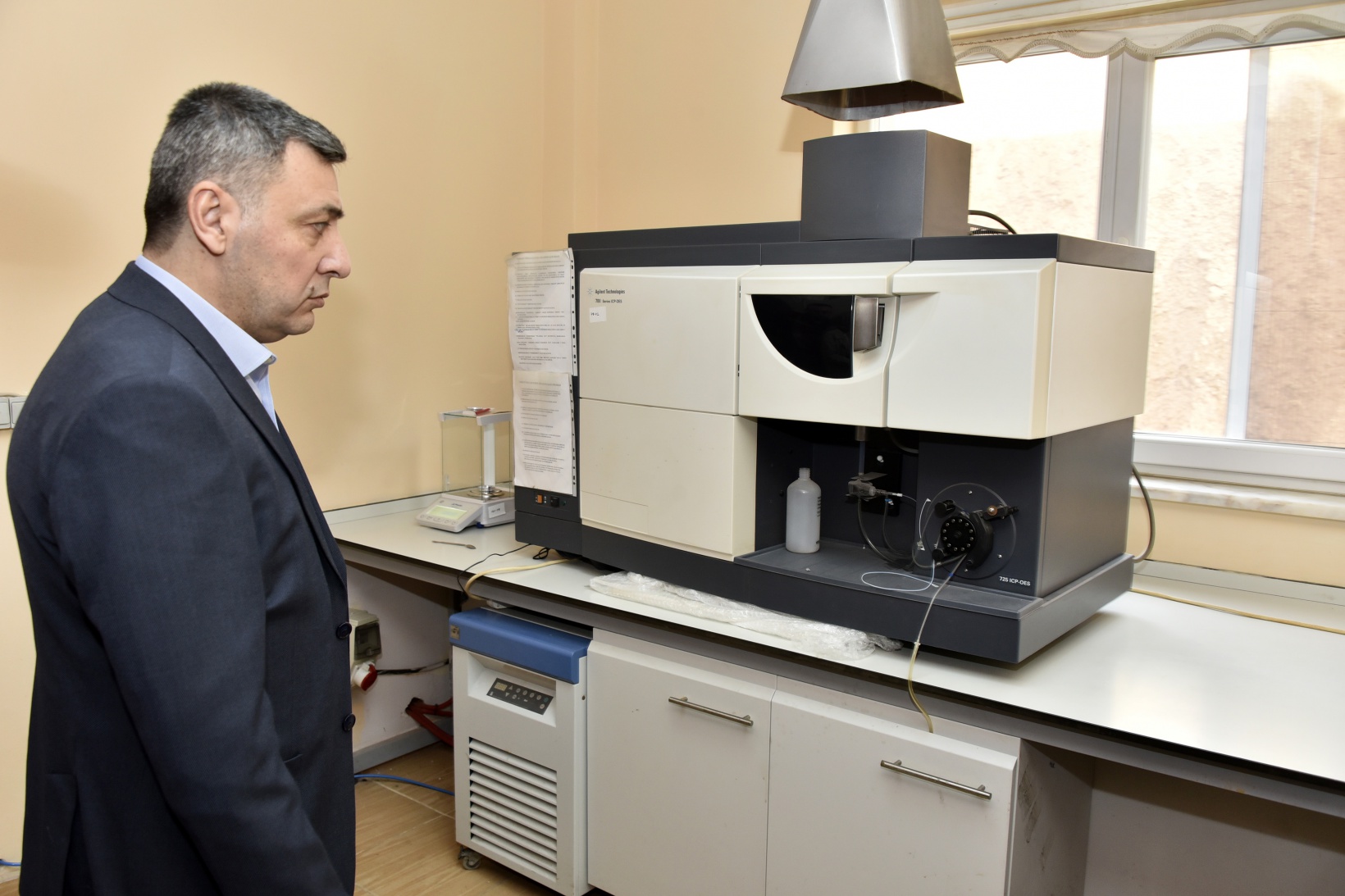 Vali Tanrısever maden ocağında işten çıkarılan işçiyi tekrar işe aldırdı 1