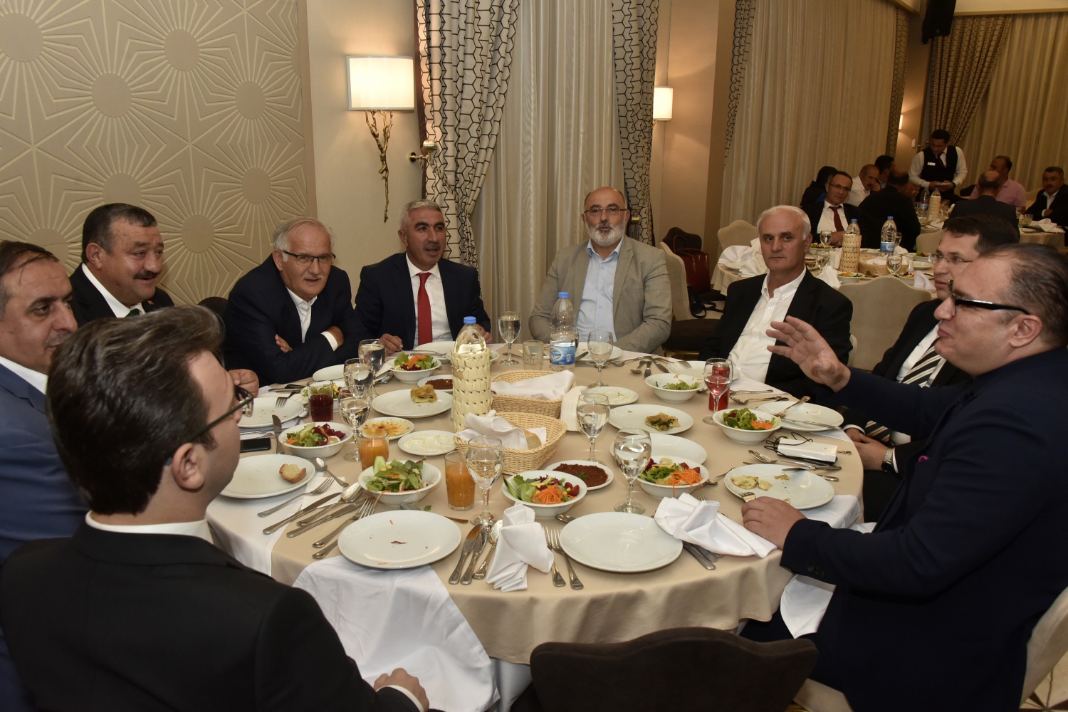 Gümüşhane’de tayini çıkan Kaymakamlara veda yemeği 2