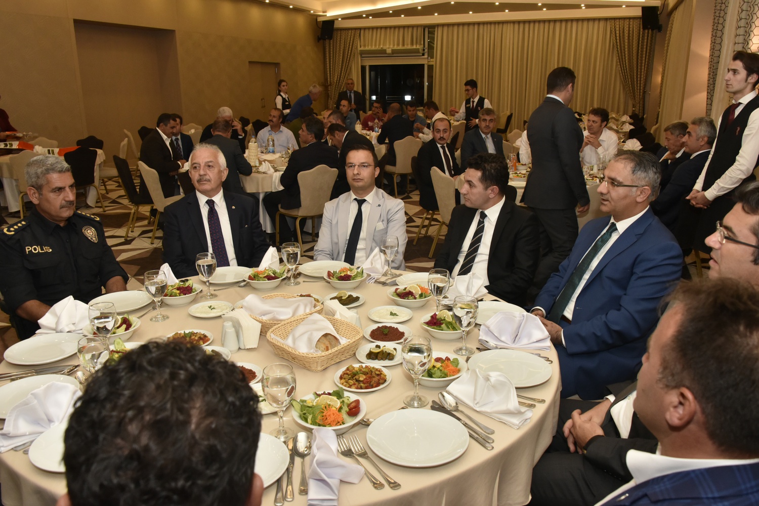 Gümüşhane’de tayini çıkan Kaymakamlara veda yemeği 3